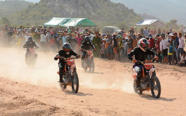 Đua xe địa hình. Nơi đây cũng là đấu trường của giải thi đấu xe ô tô và mô tô địa hình Mũi Dinh - Ninh Thuận vào tháng 3 và tháng 6 hàng năm.