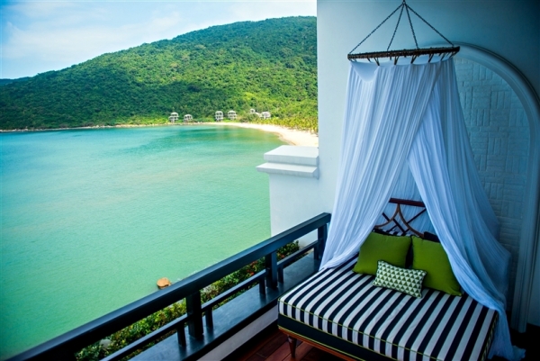 Tựa lưng vào những ngọn đồi của bán đảo Sơn Trà, khu nghỉ dưỡng với 200 phòng nghỉ sang hướng mặt ra đại dương, được bao bọc bởi khung cảnh thiên nhiên tuyệt mỹ.