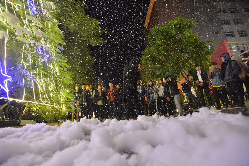 Điều đặc biệt nhất, năm nay các sinh viên của Đại học Thăng Long sẽ được đón một mùa tuyết rơi đúng dịp Giáng sinh này.