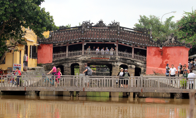 Chùa Cầu là nơi du khách sẽ được nghe giới thiệu lịch sử của cây cầu và chụp ảnh lưu niệm.