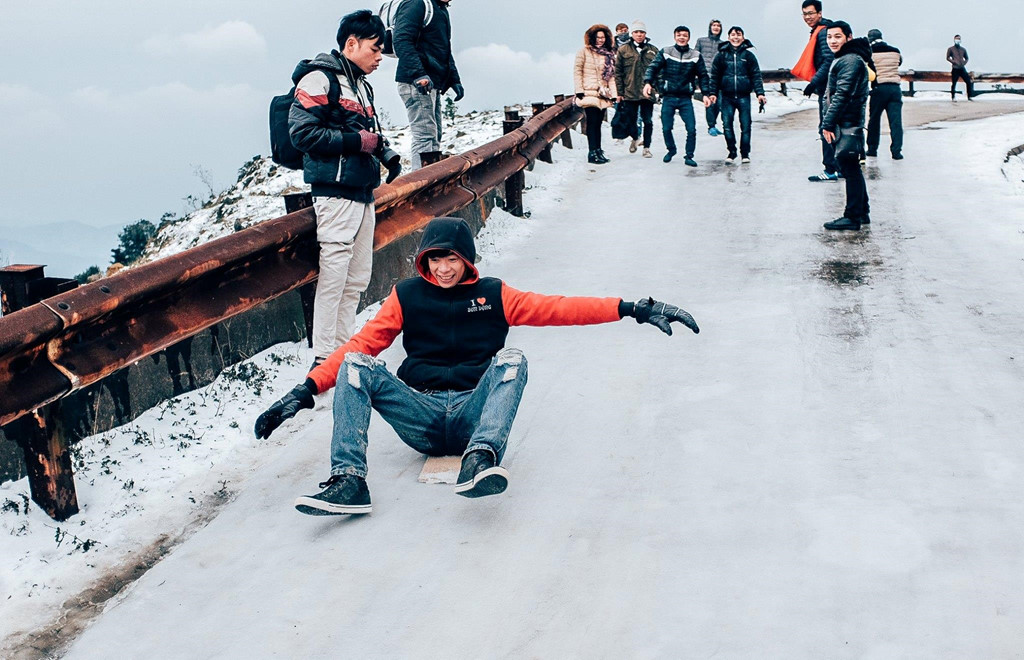 Cung đường lên Mẫu Sơn (Lạng Sơn) đóng băng trơn trượt khiến các phương tiện di chuyển nguy hiểm. Đối với du khách, muốn lên ngắm tuyết trên đỉnh núi, phải đỗ xe và đi bộ 6 km để đảm bảo an toàn. 