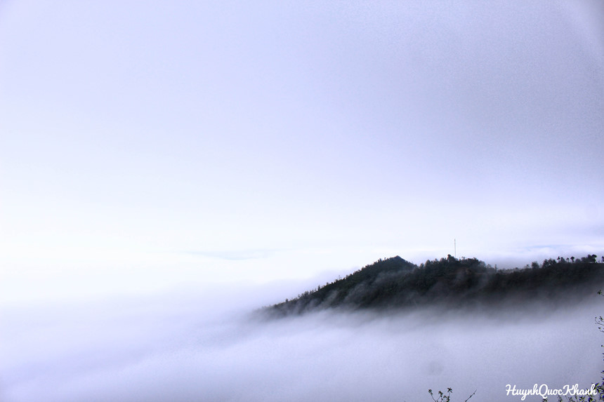 Ngắm nhìn mây đang tràn xuống quanh đường đèo, những ngọn núi lúc ẩn, lúc hiện sau những biển mây.