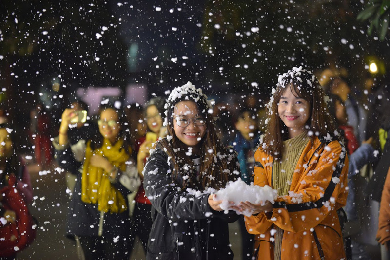 Trong những ngày này, chưa cần đến Noel, tuyết cũng đã rơi khắp sân trường Đại học Thăng Long mỗi tối.