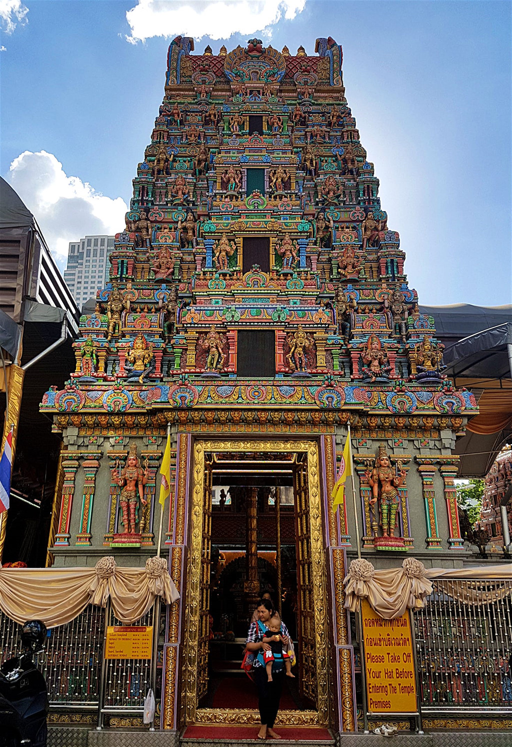 Đền Sri Mariaman : Khu người Ấn Độ ở Bangkok nằm dọc theo rìa của phố người Hoa. Tuy nhiên Soi Pan ở Silom là trung tâm của cộng đồng người Ấn Độ ở Thái Lan. Sau khi ghé qua các nhà hàng, quầy hàng bán đồ tráng miệng nhiều màu sắc, bạn có thể thăm đền Hindu Sri Mariaman. Công trình này có tháp cao 6 m với nhiều hình trang trí tinh xảo. Ảnh: Getty Images.