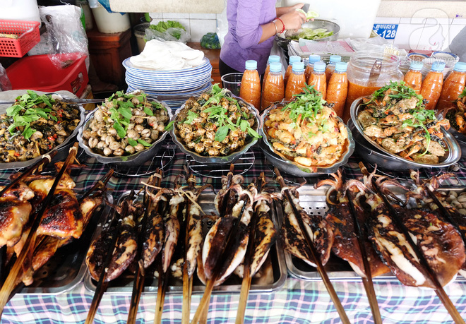 Là đất nước có nguồn thủy hải sản phong phú nên không có gì nhạc nhiên khi đường phố Campuchia có khá nhiều quầy hải sản, mà tiêu biểu và ốc chế biến đủ loại và mực nướng. Những con mực tươi rói, dày mình nướng vừa tới ăn rất giòn, ngọt.