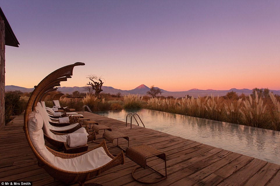 Tierra Atacama Hotel & Spa, Chile: Ngoài bể bơi trong nhà cạnh Uma Spa, khách sạn còn có một bể bơi ngoài trời mang đến tầm nhìn toàn cảnh về không gian thiên nhiên hoang dã và những ngọn núi lửa. Một trong những trải nghiệm tuyệt nhất dành cho du khách khi đến đây là ngắm cảnh hoàng hôn đỏ rực khi ngả lưng tại chiếc ghế tắm nắng hình lưỡi liềm đặt cạnh hồ bơi.