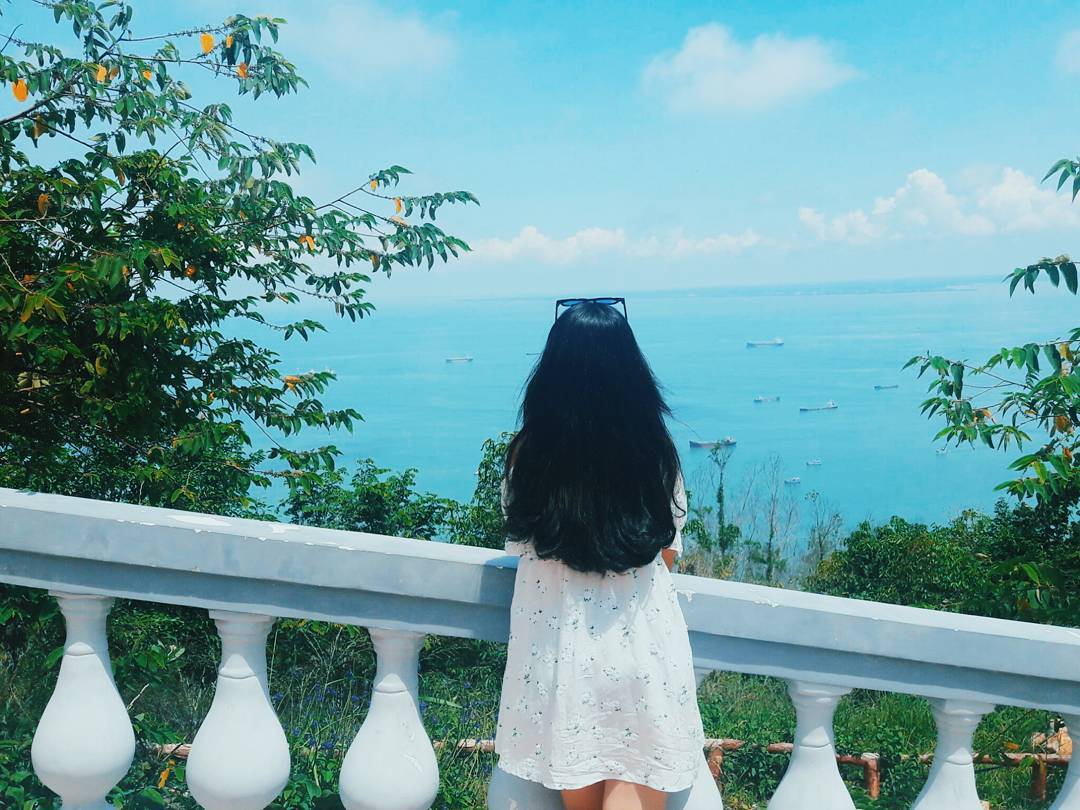 Từ Hồ Mây, bạn có thể ngắm nhìn rừng cây xanh ngút ngàn thấp thoáng nhà cửa xa xa và những bãi biển nhộn nhịp. @yiniiesu on Instagram