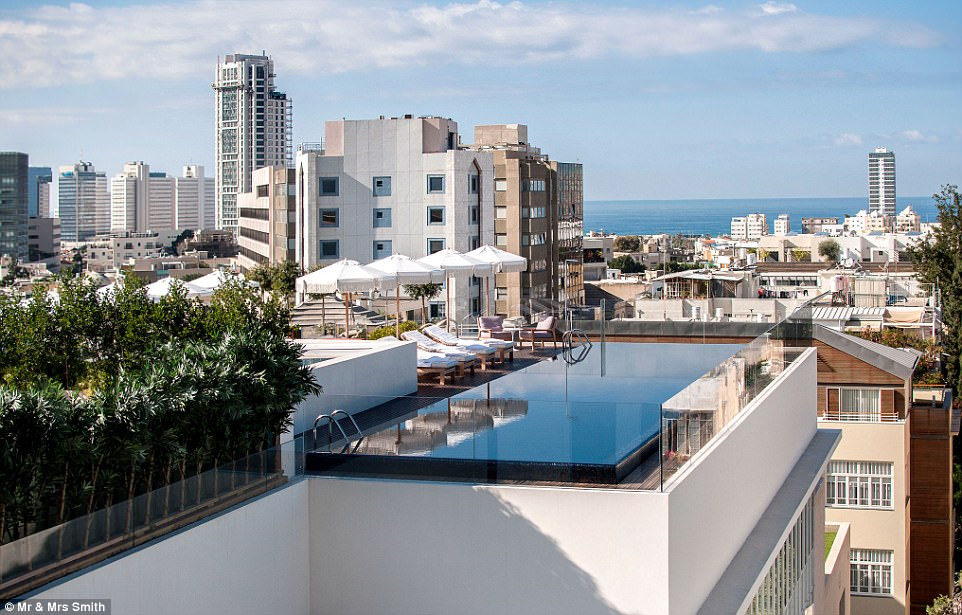 Norman, Tel Aviv, Israel: Bể bơi vô cực nằm trên sân thượng của khách sạn Norman mang đến cho du khách tầm nhìn hoàn hảo để thưởng thức toàn cảnh lối kiến trúc Bauhaus của "Thành phố Trắng". Năm 2003, thành phố đã được Unesco công nhận là Di sản văn hóa thế giới.
