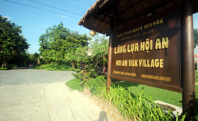 Làng lụa Hội An nằm cách trung tâm phố cổ khoảng một km. Du khách tới đây được trải nghiệm về quá trình trồng dâu nuôi tằm, ươm tơ dệt lụa truyền thống.