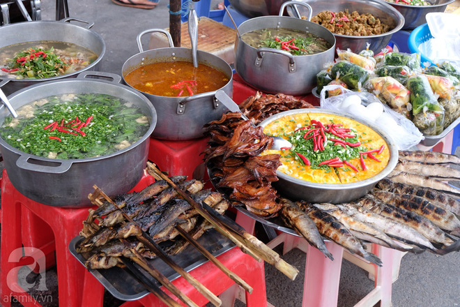 Một quầy bán đồ ăn sẵn đầy màu sắc. Ngoài các món cá nướng đặc trưng của Campuchia, có thể nhận thấy, đa dạng các món ăn ở đây đều có vị cay. Một gợi ý cho bạn là đã đến Campuchia, nhất định nên thử món cá, cá ở đây tươi ngon nên ăn đậm đà và có vị rất riêng.
