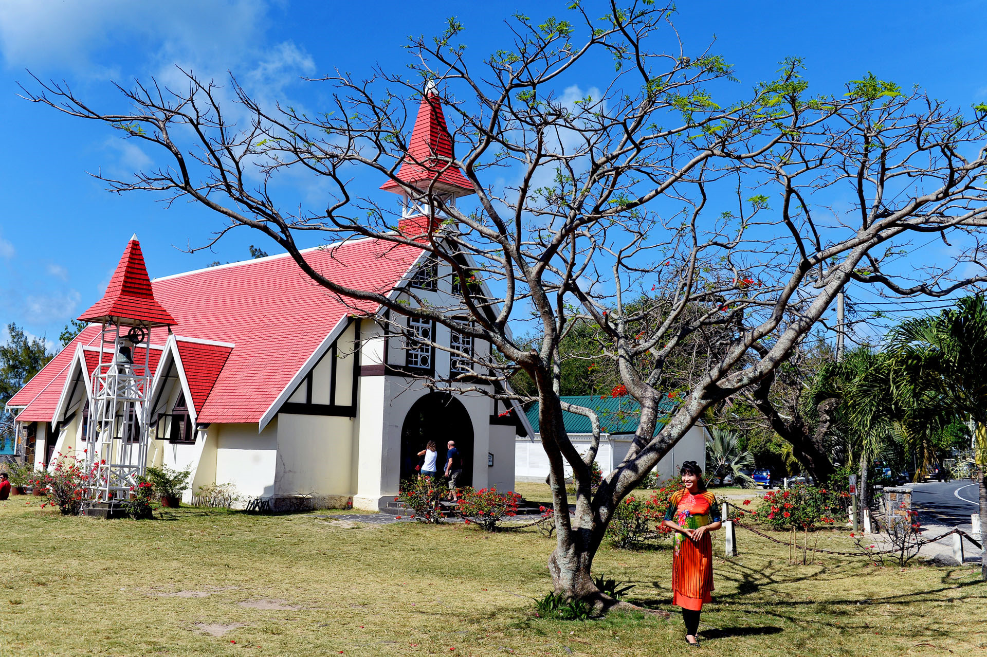 Nhà thờ mái đỏ nằm gần làng chài Cap Malheureux, cực Bắc Mauritius, được xây dựng sau năm 1810 để tưởng nhớ những người đã ngã xuống trong cuộc chiến giành thuộc địa giữa Anh và Pháp. 