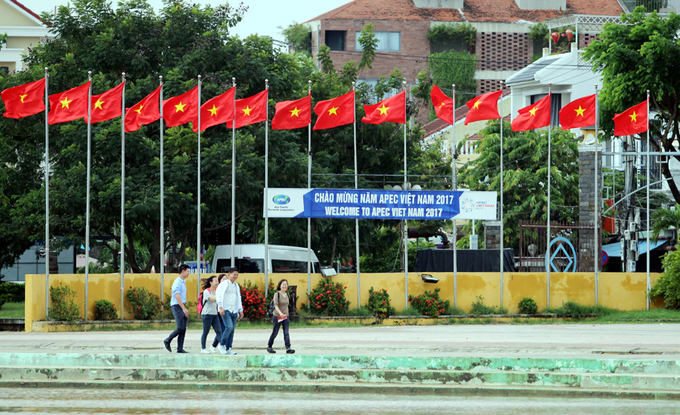 Trước thềm APEC, TP Hội An trang hoàng cờ tổ quốc, treo pano, biểu ngữ chào mừng trên nhiều tuyến phố và cơ quan nhà nước. 
