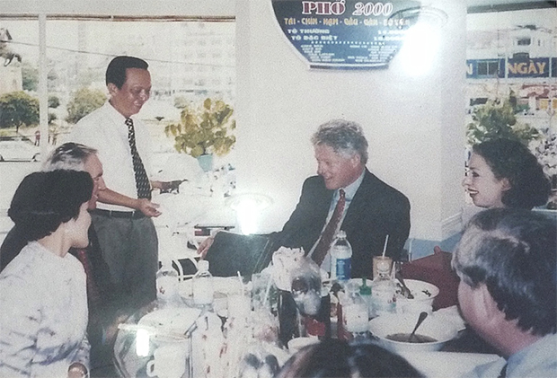 Năm 2000, chuyến thăm đầu tiên của vợ chồng cựu Tổng thống Bill Clinton đến Việt Nam được ghi dấu ăn bằng kỷ niệm ăn phở tại Hà Nội và TP HCM. Ở Hà Nội, vợ chồng ngài ghé qua quán phở Cồ - gần Văn Miếu Quốc Tử Giám. Đây là một trong những cái tên đình đám trong "làng phở" Hà thành. Do thích món ăn này nên khi vào TP HCM, vợ chồng ông Clinton ghé một quán phở gần chợ Bến Thành. Sau này, quán đổi tên thành phở 2000 để ghi dấu ấn và từ đó trở nên nổi tiếng.