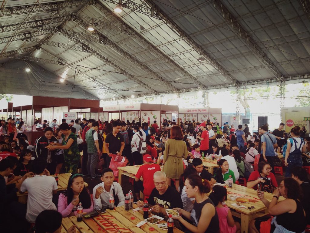 Rất đông du khách đến Lễ hội ẩm thực đường phố trong buổi sáng 11.11.2017 