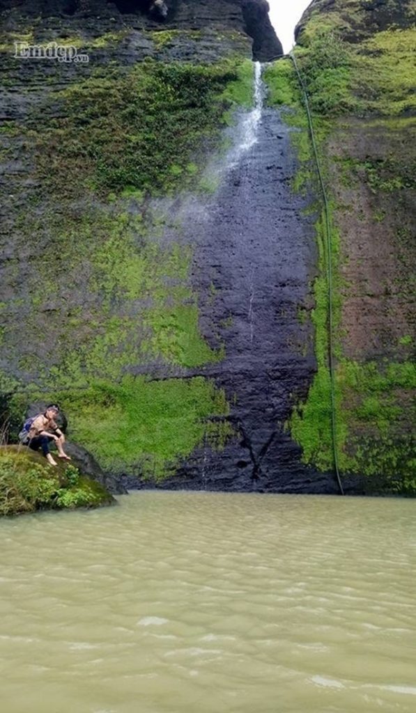 Từ chùa Đục có thể nhìn thấy thác nước đóng rêu độc đáo trên đảo Lý Sơn 