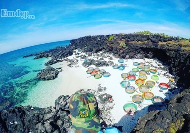 Bãi tắm tiên: Xung quanh bãi tắm tiên có rất nhiều chỗ cho thuê kính lặn san hô, với giá 60.000/người ngồi trên thúng 