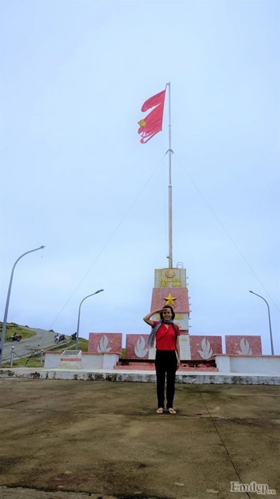 Cột cờ tổ quốc huyện đảo Lý Sơn nằm trên núi Thới Lới. 