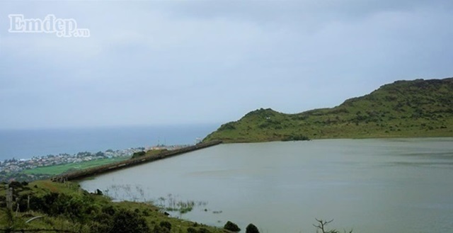 Hồ chứa nước nằm trên miệng cũ núi lửa trên đỉnh núi Thới Lới. 