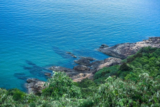 Chuyến tàu từ Huế vào Đà Nẵng đi ngang đèo Hải Vân, một bên là vách núi dựng đứng, một bên là biển cả mênh mông với làn nước màu xanh ngọc bích. 