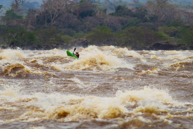 kayaking-inga-rapids-congo-river-adapt-945-1-1511152958607