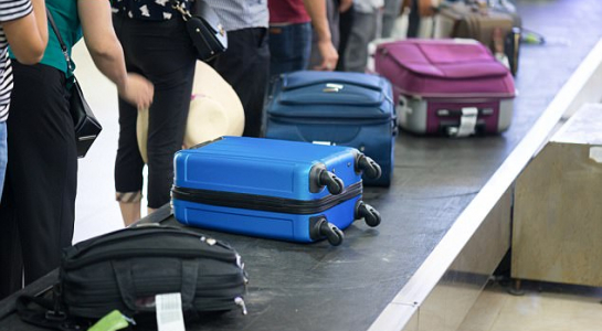 Chờ đợi lấy hành lý sau chuyến bay dài quả là mệt mỏi với nhiều người - Ảnh: Dailymail 