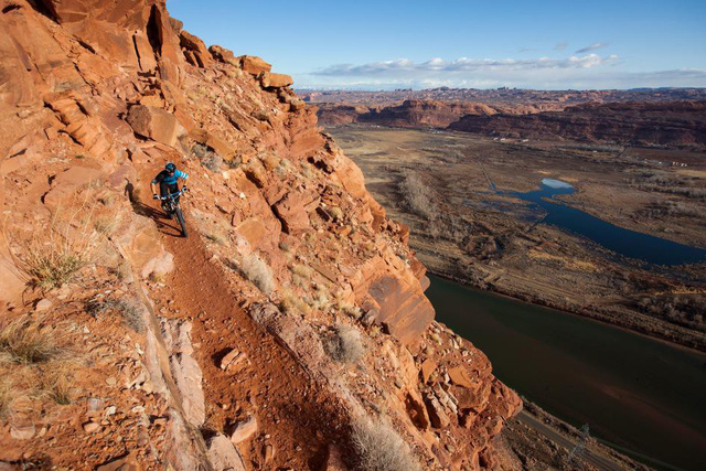 mountain-biking-portal-trail-moab-utah-adapt-945-1-1511152696587