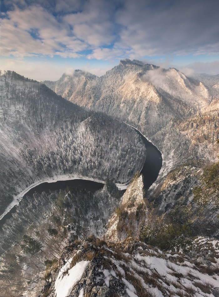 Một khung cảnh cực kỳ ngoạn mục đã được nhiếp ảnh gia Karol Nienartowicz ghi lại khi đứng trên đỉnh núi cao. 