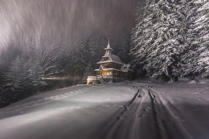 Khung cảnh ngôi nhà nằm lẻ loi trong cơn mưa tuyết với đốm lửa lập lòe làm nhiều người liên tưởng đến đêm Noel. 