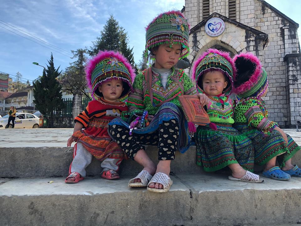 Các em nhỏ tại Sapa luôn mặc những bộ đồ sặc sỡ của dân tộc mình 
