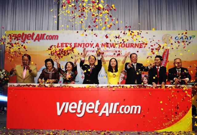 Bà Nguyễn Thanh Hà, Chủ tịch VietJet (thứ ba, trái), ông Nguyễn Hải Bằng, Đại sứ Việt Nam tại Thái-lan (thứ hai, phải) cùng các quan chức cấp cao Thái-lan và các lãnh đạo khác của VietJet công bố đường bay quốc tế mới của hãng.