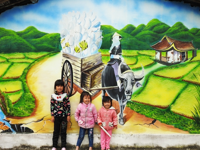 Là một ngôi làng biên giới nhưng chỉ cách trung tâm thành phố Móng Cái (Quảng Ninh) khoảng 30km, Pò Hèn là nơi sinh sống của đồng bào Dao Thanh Y. Ngôi làng hoang sơ bỗng chốc trở thành điểm check-in khiến dân tình xôn xao với những bức tranh rực rỡ nhưng không làm mất đi bản sắc của vùng đất này.