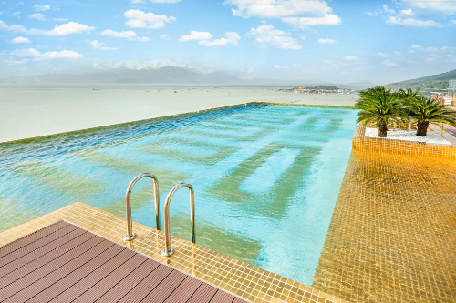 Bể bơi vô cực của khách sạn được Liên minh Kỷ lục Thế giới (WorldKings) trao giải Bể bơi dát vàng 24K cao nhất và lớn nhất thế giới. 