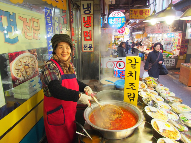 Khu ẩm thực ở chợ Namdaemun, nơi bạn có thể tìm thấy tất cả các món ăn truyền thống Hàn Quốc