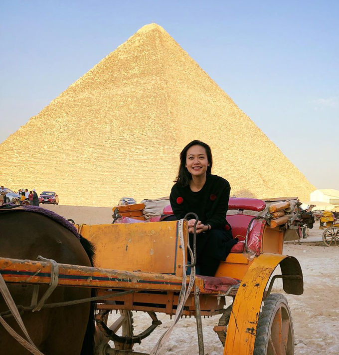 Đạo diễn, diễn viên Hồng Ánh yêu thích du lịch khám phá các điểm đến nổi tiếng trên thế giới. Có cơ hội đi công tác nhiều nơi, cô thường tranh thủ để trải nghiệm cảnh quan, văn hóa và cuộc sống của người dân địa phương. Mới đây, nhân chuyến đi đến Ai Cập, nàng Bạch Vân của Người đẹp Tây Đô đã tới Kim tự tháp và ngỡ ngàng trước vẻ đẹp trường tồn với thời gian của nơi này.