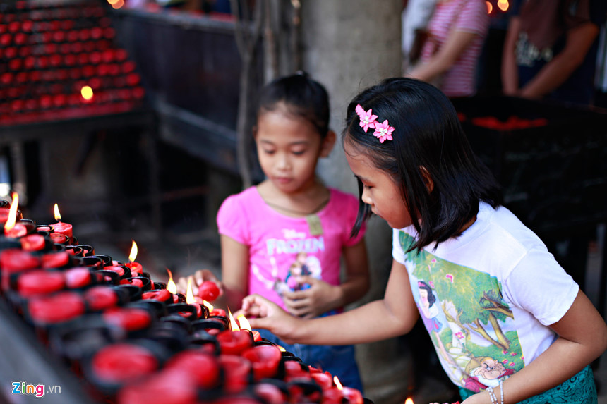 Các con chiên sẽ tập trung trong nhà thờ từ rất sớm. Họ thắp đèn với nhiều màu sắc và bắt đầu cầu nguyện cùng nhau. Ngoài ra, người Philippines còn có lễ hội đèn lồng khổng lồ. Những chiếc đèn lồng hình ông sao trong dịp giáng sinh của người Philippines được gọi là Parol. 