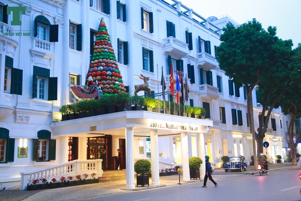 Sảnh chính khách sạn Metropole Hà Nội cũng ngập tràn không khí Giáng Sinh.
