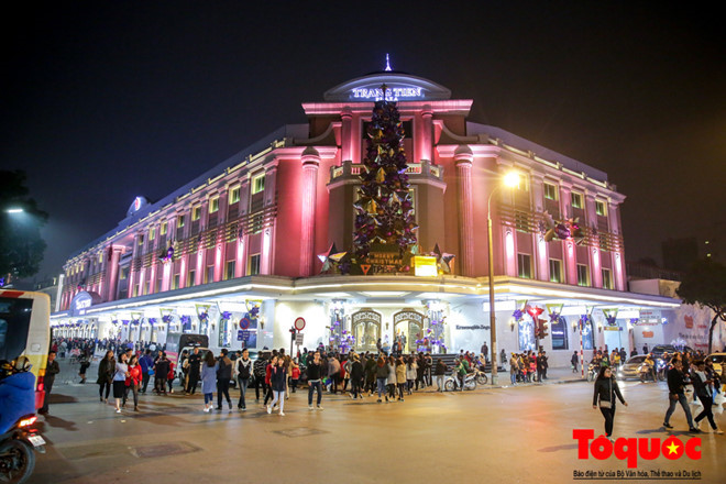 TTTM Tràng Tiền đã trang trí cho mùa Giáng sinh và đây cũng là địa điểm được người Hà Nội lựa chọn để vui chơi, giải trí.