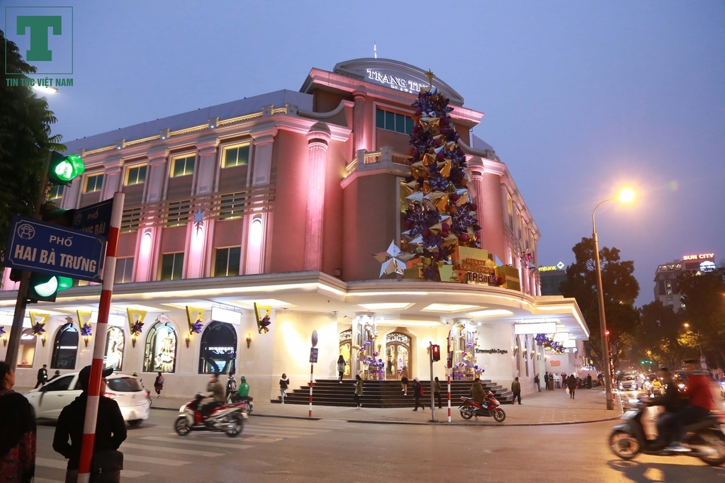 Trung tâm thương mại Tràng Tiền ven hồ Hoàn Kiếm cũng rực rỡ ánh đèn.