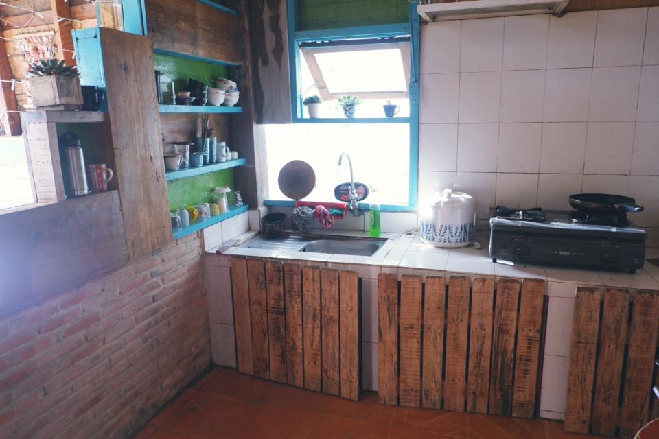 Homestay được trang trí, bày biện đơn giản, mộc mạc nhưng đầy đủ với bếp, quầy nước để bạn có thể tự do sử dụng như ở nhà. 