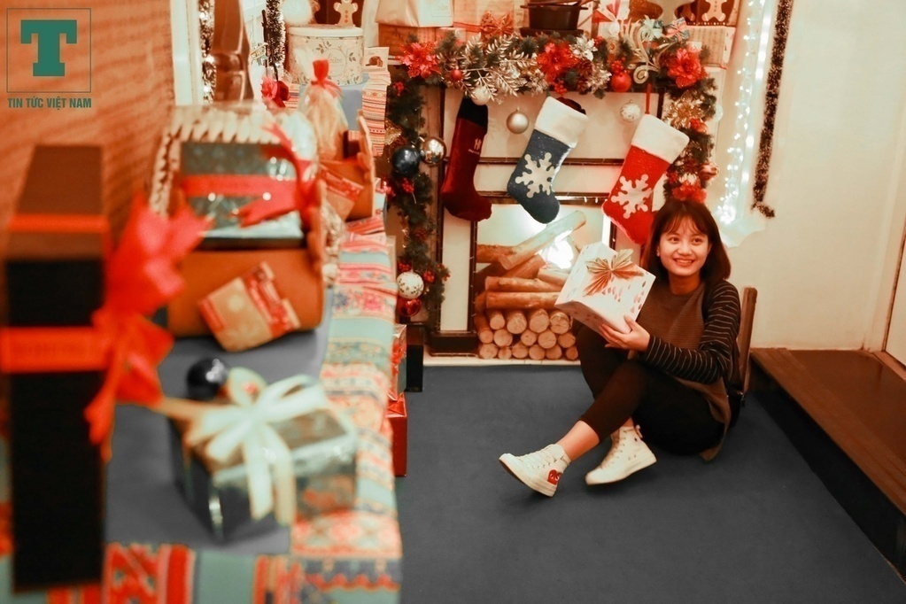 Trong một cửa hàng giữa trung tâm Hà Nội được trang trí khá ấm cúng với những chiếc tất treo trên lò sưởi, một đặc trưng không thể thiếu của ngày Noel.