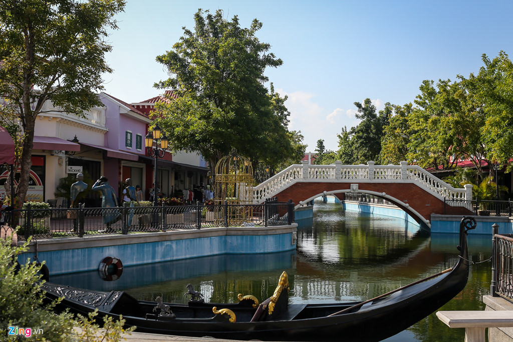 The Venezia Hua Hin có đầy đủ những gì mà Venice có như một dòng sông uốn lượn xuyên qua thành phố, những chiếc thuyền lả lướt trên mặt sông, những ngôi nhà được xây theo kiến trúc Tây phương, quán cà phê và cửa hàng thời trang nằm dọc hai bên bờ, những chiếc cầu nho nhỏ bắc qua sông…