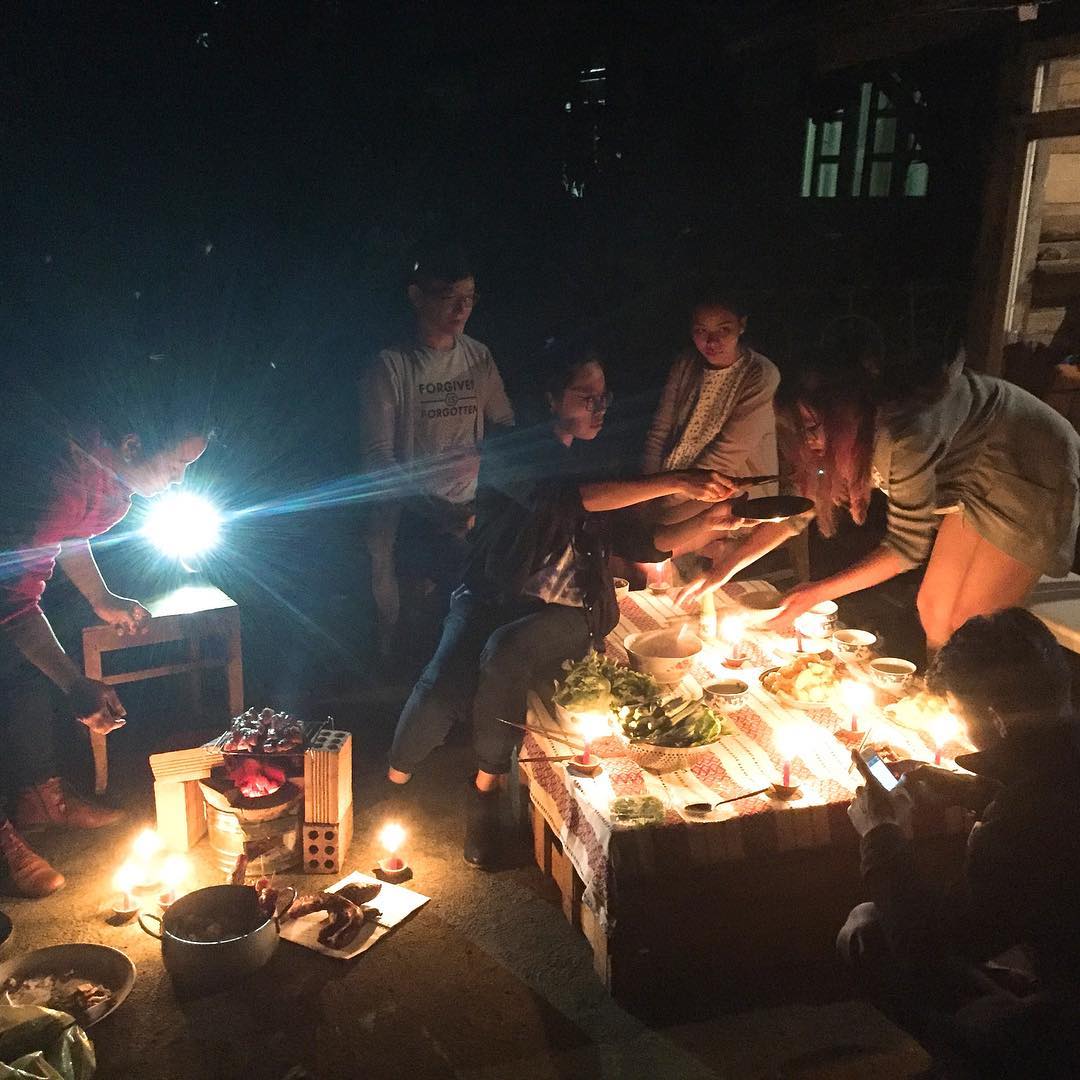 Tối lại cùng nhau tổ chức tiệc nướng ngoài trời. Ảnh: Mai Thuỳ Trang on Instagram 