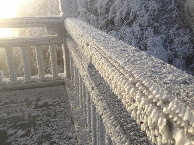 Theo đại diện Fansipan Legend, băng tuyết xuất hiện từ đêm và vẫn đông kết đến sáng nay dù có nắng. 