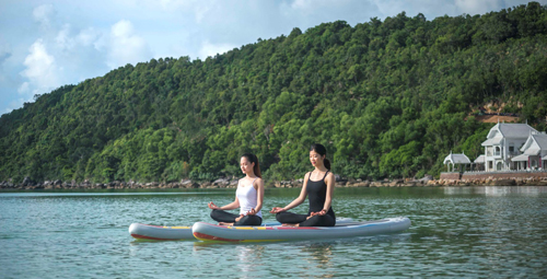 “Yoga trên thuyền” giữa biển bãi Kem luôn là một trải nghiệm đặc biệt. Du khách được thư giãn với những bài tập yoga trong không gian của nắng vàng, biển xanh và tiếng sóng. Bỏ qua tất cả vướng bận của cuộc sống, để tâm hồn được tĩnh lặng, thư thái trong vòng tay của thiên nhiên. 