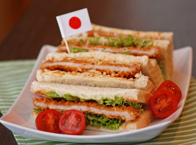 Katsu sando - Nhật Bản Biến tấu từ bánh sandwich của phương Tây, món ăn này kẹp thịt gà chiên, thịt bò, thịt heo hoặc lươn ở giữa với rau. Không giống các loại thức ăn nhanh khác, Katsu sando đầy đủ dinh dưỡng và cũng rất được ưa chuộng ở Nhật nhờ hương vị và trang trí đẹp mắt - Ảnh: Bohnenhase