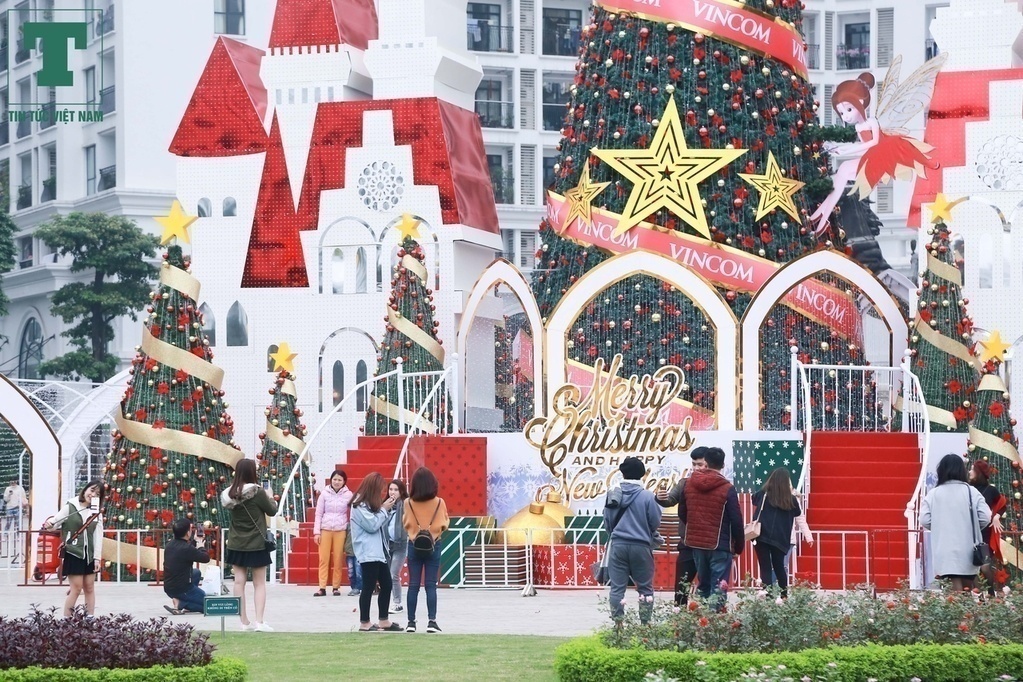 Tại Hà Nội vào những ngày này đi đến đâu cũng sẽ thấy không khi Giáng Sinh ngập tràn khắp phố phường.