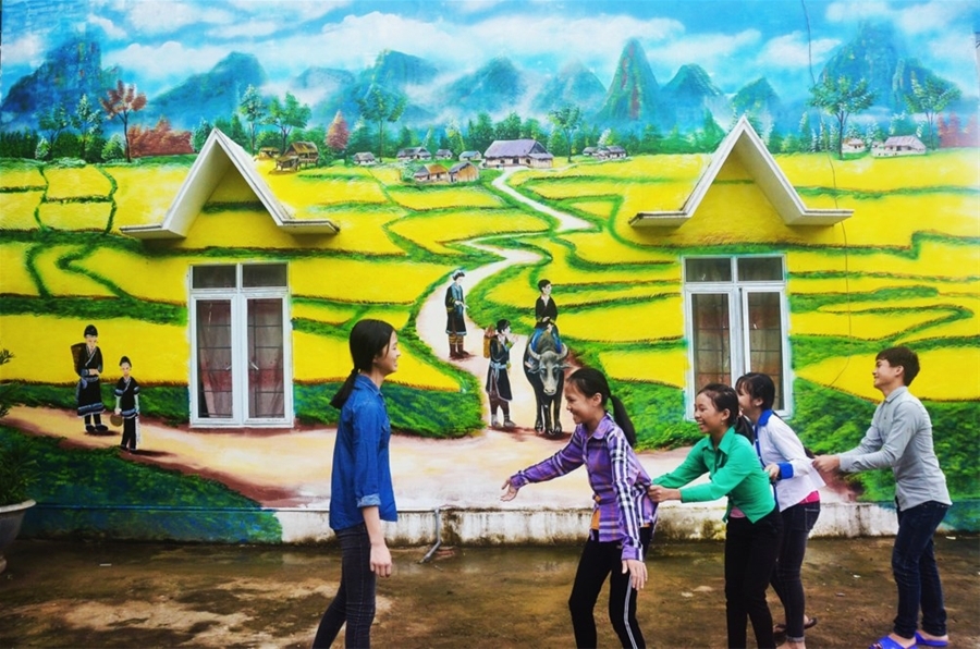 Việc vẽ tranh bích họa ở thôn Pò Hèn được thực hiện từ năm 2016 với sự giúp đỡ của sinh viên mĩ thuật với tổng kinh phí lên đến gần 200 triệu.