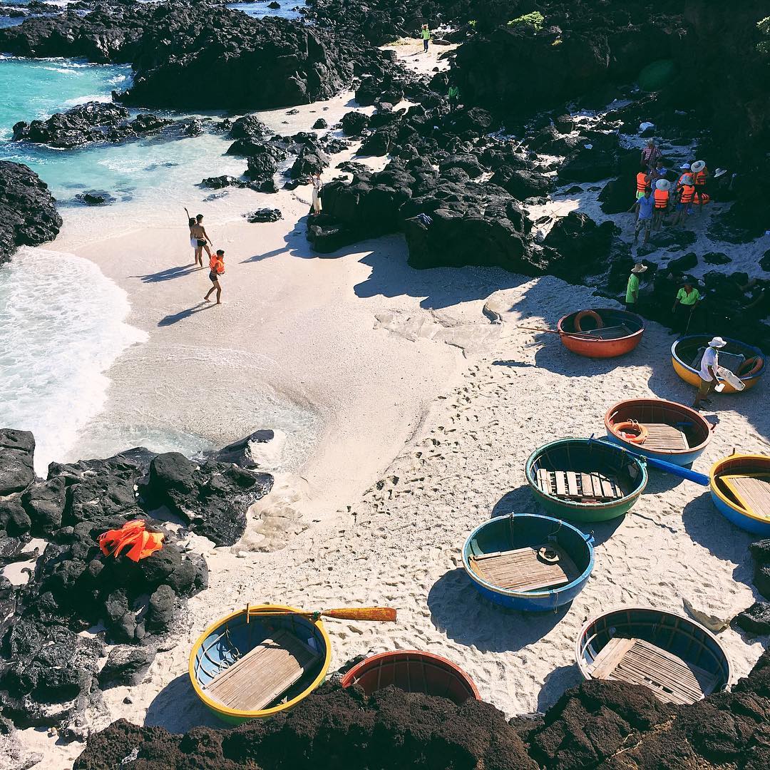Sát biển là những vách đá trầm tích của núi lửa hàng triệu năm màu đem sẫm, những rặng dừa thẳng tắp luôn rì rào trong gió từ biển đưa vào. Nguyễn Khoa Nam on Instagram 