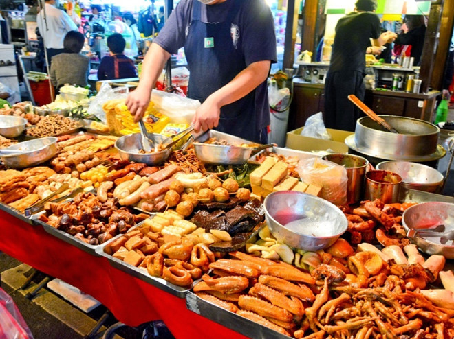 Khu ẩm thực đa dạng tại một chợ đêm của Đài Loan.