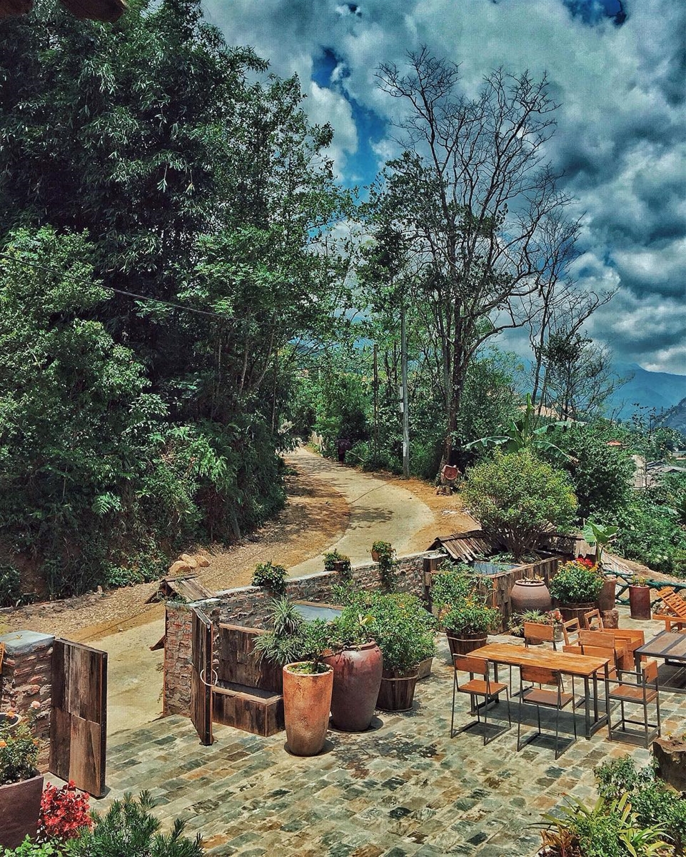 Tuy nằm ở xa trung tâm, nhưng Lá Dao sở hữu không gian tuyệt đẹp, rộng rãi, yên tĩnh với view tuyệt đẹp từ tứ phía. P H Ư Ơ N G T H Ủ Y ? on Instagram 